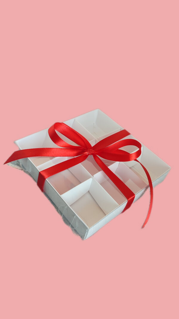 Prezentowe przezroczyste opakowanie na pralinki 15x15x3 cm - obrazek 2