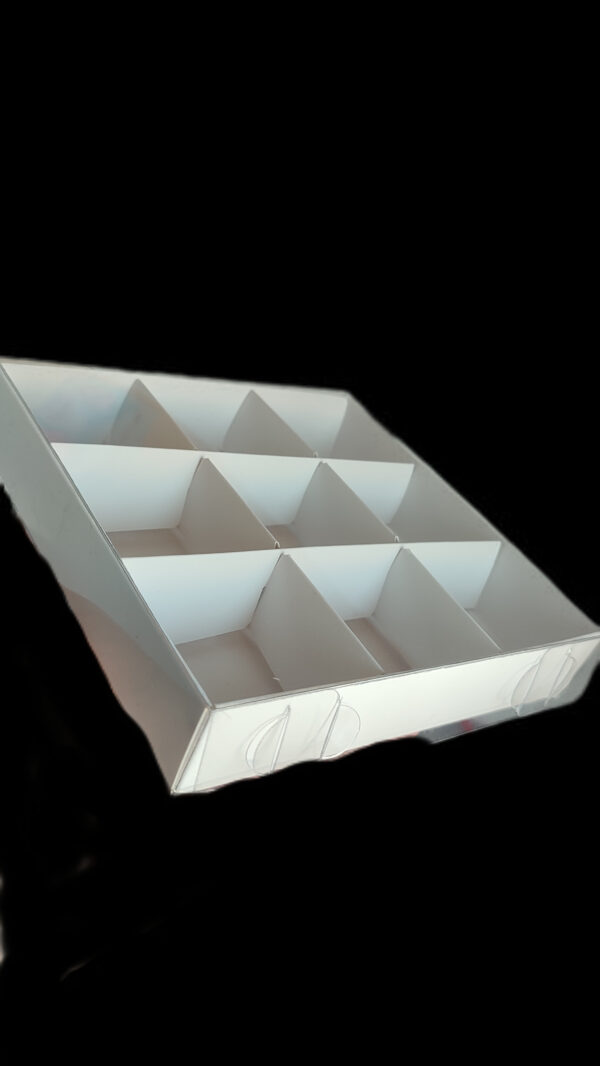 Prezentowe przezroczyste opakowanie na pralinki 15x15x3 cm - obrazek 3