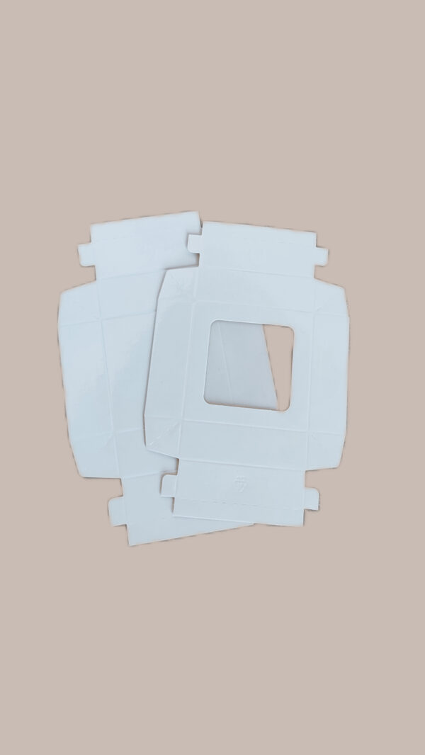 Małe Białe Pudełko z okienkiem na praliny 7,5x7,5x2,8cm - obrazek 2