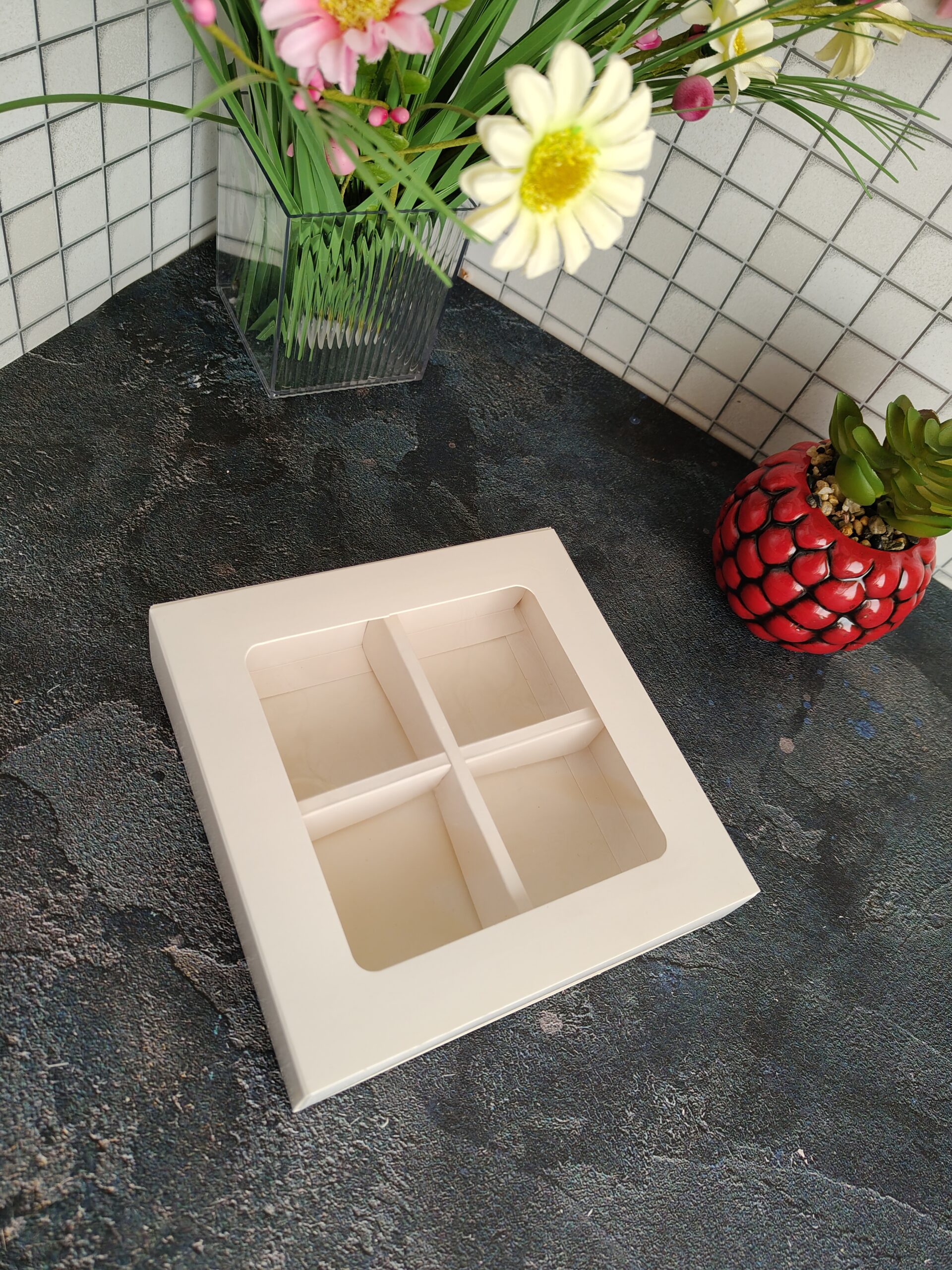 Pudełko białe z okienkiem na pralinki 13x13x3,5 cm