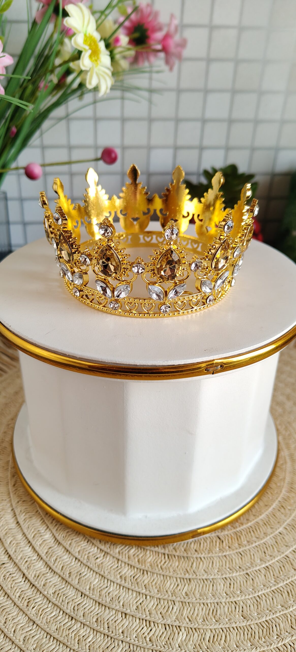 Korona średnia złota z jasnozłotym kamieniem 8 cm - obrazek 3